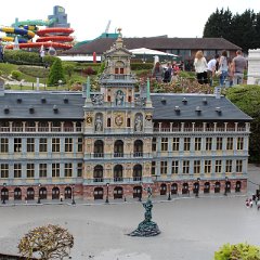 Mini-Europe - Belgien - Rathaus in Antwerpen mit dem davor stehenden Brabobrunnen     © Joost Braune, April 2014