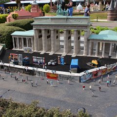 Mini-Europe - Deutschland - Brandenburger Tor in Berlin mit Mauer und Holstentor in Lübeck     © Joost Braune, April 2014