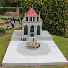 Mini-Europe - Polen - Artushof mit dem gegenüberliegenden Neptunbrunnen in Danzig     © Joost Braune, April 2014